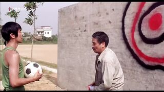 衝撃映像 - 少林拳の達人・シンのありえない壁当てシーン | 少林サッカ