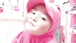 Adelia belajar nyanyi