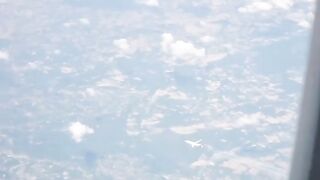 Ovni em alta velocidade passa perto de avião
