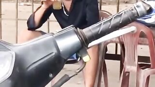 KETIKA KAMU LIHAT PASANGANMU DENGAN ORANG LAIN