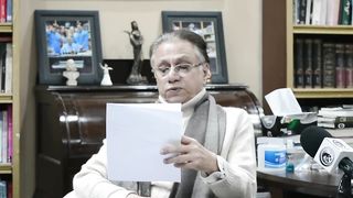 Hussan nisar discussing Pakistan politics