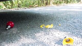Esmagando coisas crocantes e macias de carro! CARRO EXPERIMENTAL vs OVOS 2