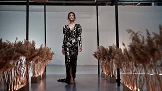 "Sculpting Style: A Masterpiece of Elegance and Glamour"