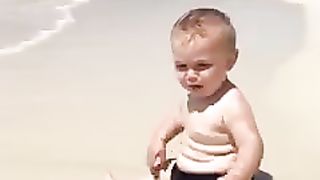 Funny_baby_reaction_on_the_beach____#shorts(240p).