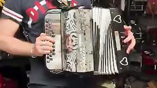 Great concertina player with a beautiful modinha.