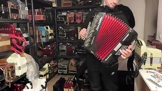 Half concertina and half chord playing excellently well.
