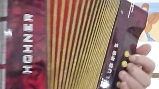 A beautiful modinha very well played on this Hohner concertina.