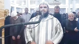 قط يخشع لكلام الله ويصعد فوق الامام في صلاة التراويح سبحان الله..