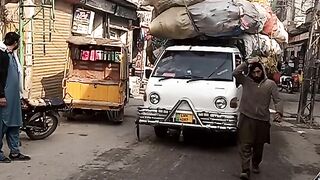 Heavy load on little truck....#viral