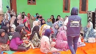 Interaction of Candidate Hj.Umi Kulthum with the Community During Socialization