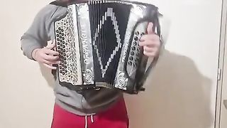 Great concertina player with a beautiful modinha. 2