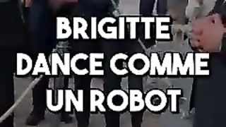 Brigitte_Macron_danse_comme_un_robot_à_l_Elysée(133).