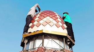 Proses pemasangan kubah