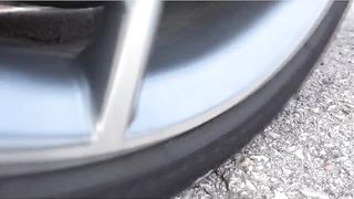 Esmagando coisas crocantes e macias de carro! CARRO EXPERIMENTAL VS Ovos Kinder