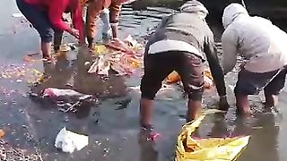 हर_हर_गंगे_????️????_घाट_काशी_मणिकर्णिका_शमशान(360p).