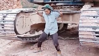 MANUSIA TERKUAT DIDUNIA ANGKAT EXAVATOR..