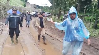 wakil bupati bandung langsung tinjau lokasi banjir kertasari