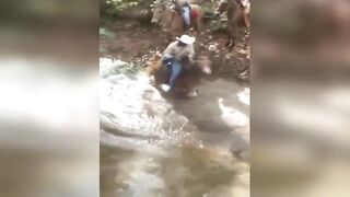 CAIU DO BURRÃO E FOI TOMAR UM BANHO