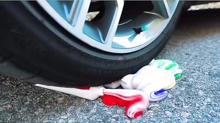 Esmagando coisas crocantes e macias de carro! CARRO EXPERIMENTAL vs MÁRMORES