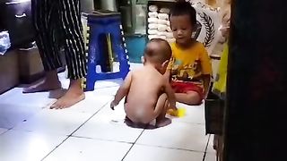 Anak kecil tak pakai baju