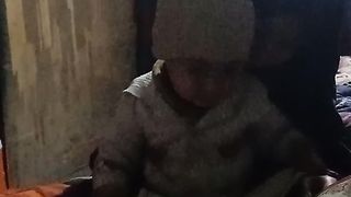 اوزین کلمہ سنا رہا ہے۔