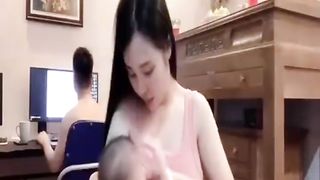Ibu cantik menyusui bayi part2