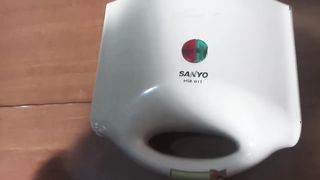 Alat pemanggang Sanyo