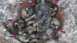 Horrible Attack! Ukrainian FPV drones relentlessly wipe out Russian soldiers in foxhole Bakhmut