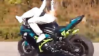 L_Kawasaki_Ninja_H2R_vs_????Ktm_Duke_lover_challenge_Girls_vs_boys_stunt_