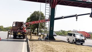 Difficult labour work on highway...#viral