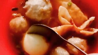 Makan bakso pedas
