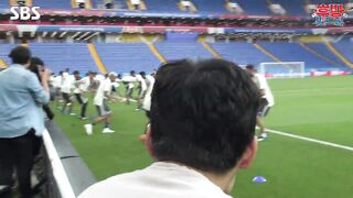 Ji-Sung Park meets Son Heungmin and Chicharito before the Korea vs Mexico match