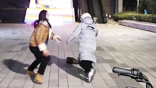 El joven es todavía demasiado joven.