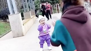 Con el constante estímulo y la demostración personal de la abuela, el bebé se resbala cada vez más por las escaleras.