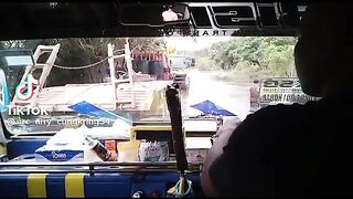 menerjang banjir supir truk