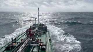 kapal menerjang lautan. rasa nya aw aw