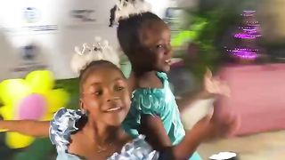 2 enfants qui  dance