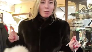 ЖЕНА ИЗБИРА КЪСО КОЖЕНО ПАЛТО В МАГАЗИН