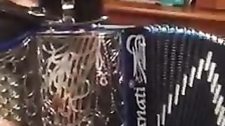 Concertina Recanati a tocar a modinha do Rio Lima.