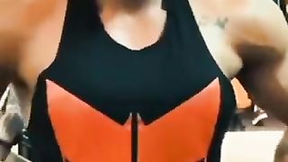 Bodybuilder Girl Giantess Girl Flexing Biceps #shorts #youtubeshorts #ytshorts #viral #shortsfeed
