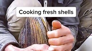Memasak kerang besar