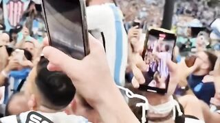 Messi Angkat Trofi
