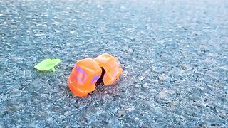 Esmagando coisas crocantes e macias de carro! CARRO EXPERIMENTO VS PLAY DOH