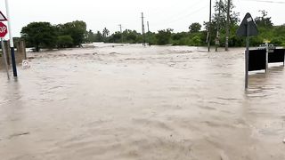Tazama magari yalivyo sombwa na maji dar