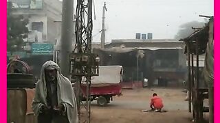 In my beloved city, 90 Morr of heavy fog and severe cold freezes snow. Please all friends like this video and subscribe to my channel.