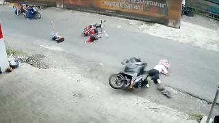 Be careful when your child rides an electric motorbike on the highway