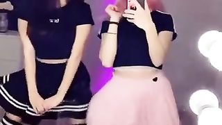 TikTok twins dance to Phut Hon viral song