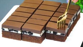 A very simple delicious chocolate cake ! Without eggs , without oven