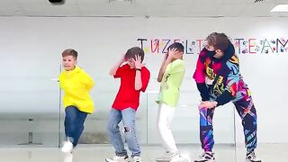 Шаффл Баттл ???????? WHO IS BEST DANCER ？ ???? NEON MODE ???? TUZELITY SHUFFLE !