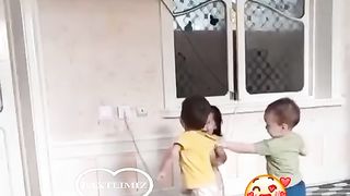 Akasi bor singillarga tegib koʻrchi